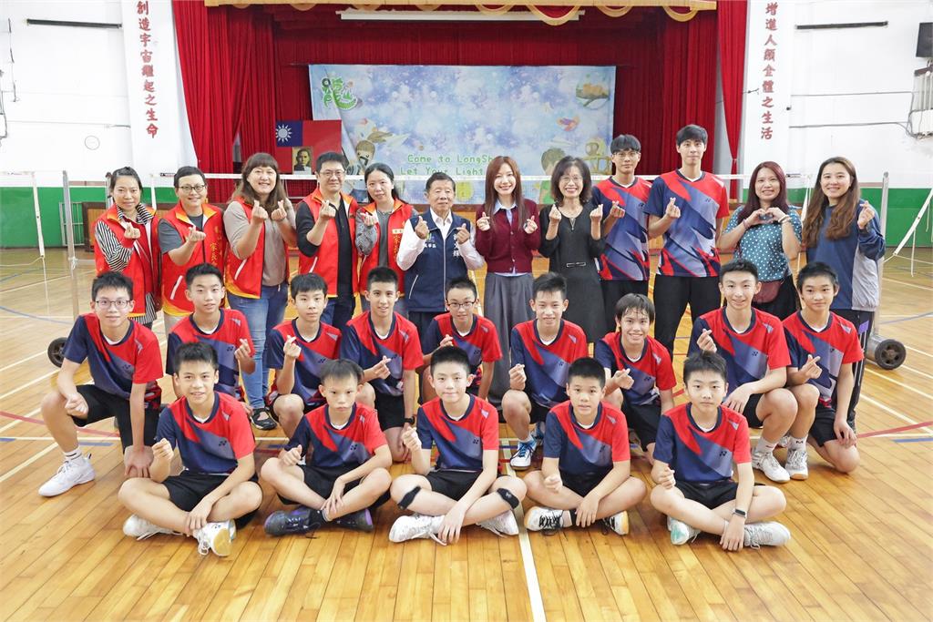 快新聞／吳沛憶助龍山國中羽球隊換新戰袍　挺小將自信閃亮發光