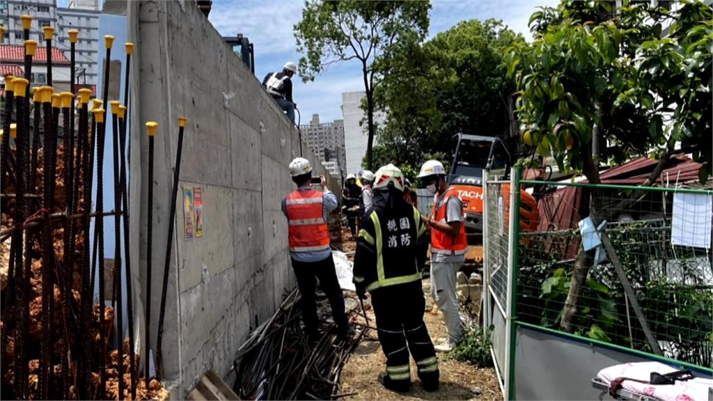 桃園平鎮鐵道局臨時站整地 挖掘機傾倒壓死人