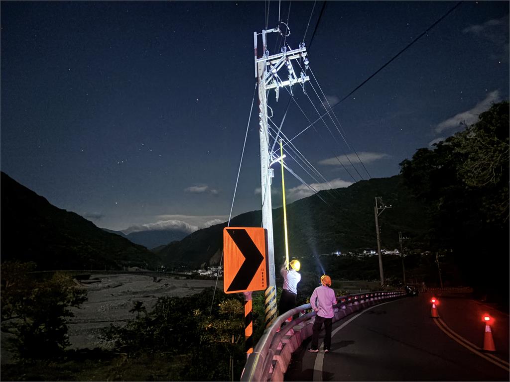 台東東64線電線桿冒火花　台電緊急斷電搶修　嘉蘭村停電