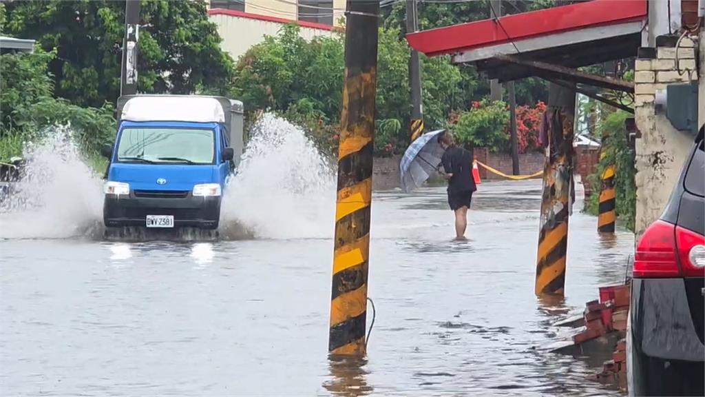 雨彈狂炸！嘉義東石157縣道又淹 居民急搬電器防泡水