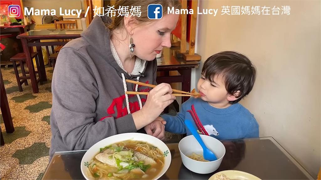 混血弟逛大溪老街嗑月光餅 笑稱:吃起來像地瓜口味彈簧床