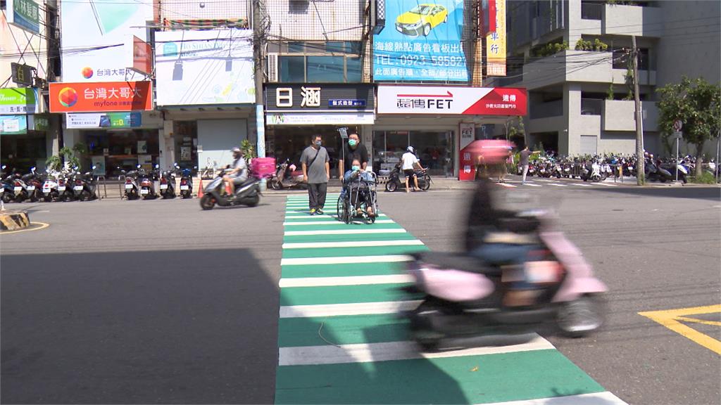 恐怖！沙鹿危險路口　機車沒讓行人差點撞到