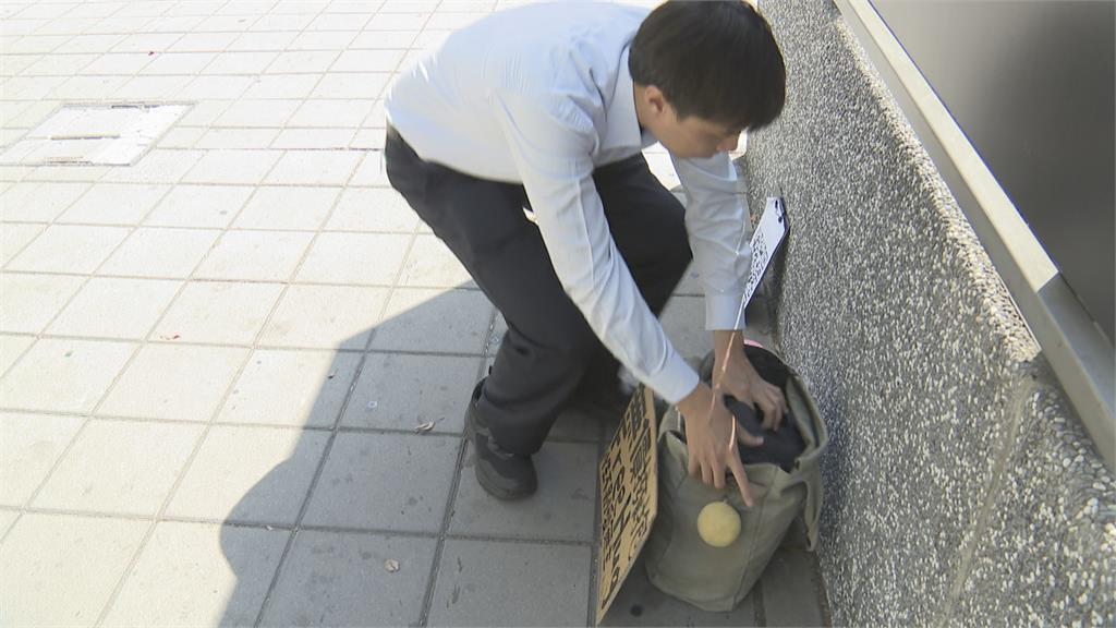 給你一個抱抱! Free Hugs免費擁抱上千人