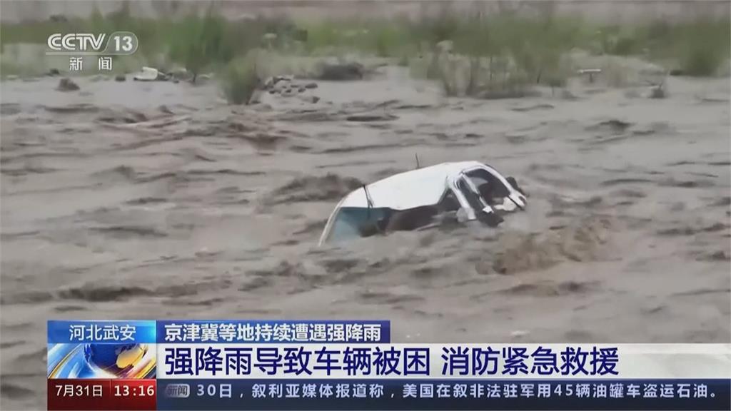 中國暴雨！河北汽車快滅頂　駕駛奮力爬上車頂等救援