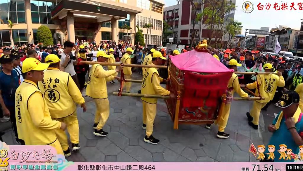 謝典霖設香案接駕！白沙屯媽祖「搖頭倒退嚕」　轉身衝隔壁「這處」尷尬畫面曝光