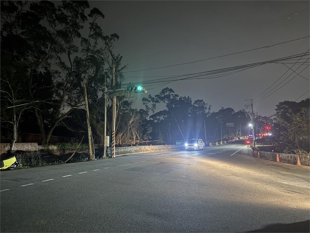 快新聞/離譜!貨櫃曳引車慘卡林口便橋 司機受傷送醫