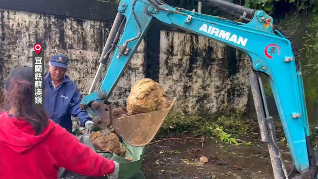 土石崩到住家天台！　南方澳山坡坍方居民嘆多年沒解決