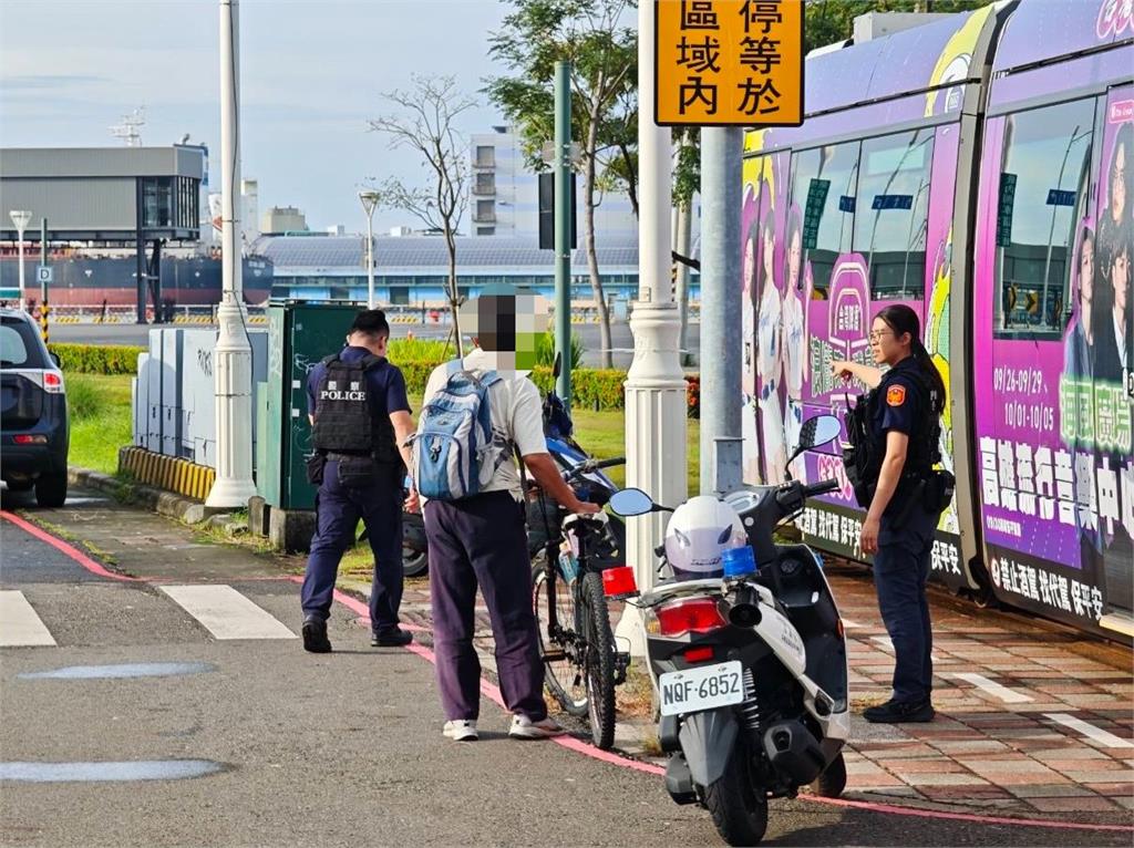 快新聞/嚇死人!高雄60歲男擦撞輕軌 倒地畫面全都錄...
