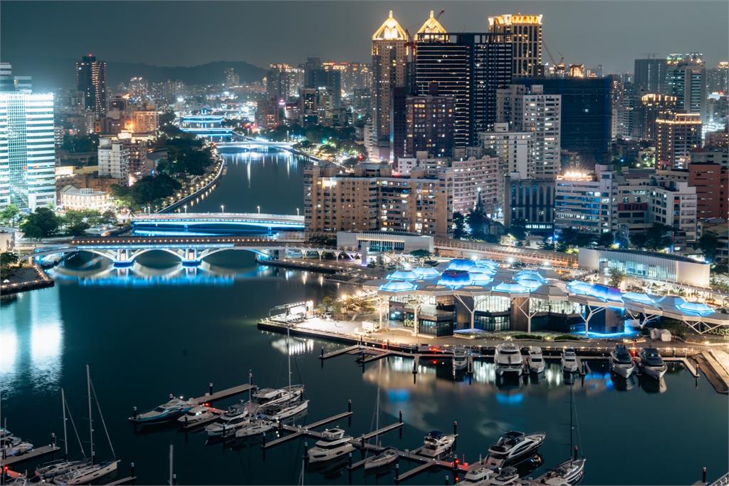 快新聞/全城迎接TWICE!7大地標「點藍燈」美翻 網狂喊羨慕:想入住高雄