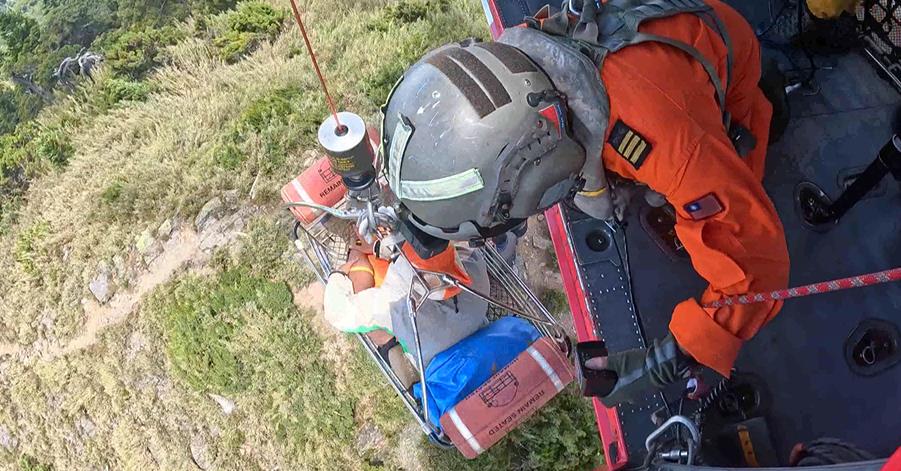 空勤黑鷹直升機飛奇峻山 順利吊掛小腿受傷背工