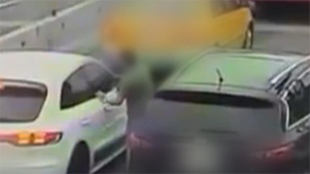 行車糾紛！男子持刀柄砸破車窗　雙方亮刀互嗆、遭警帶回互告恐嚇