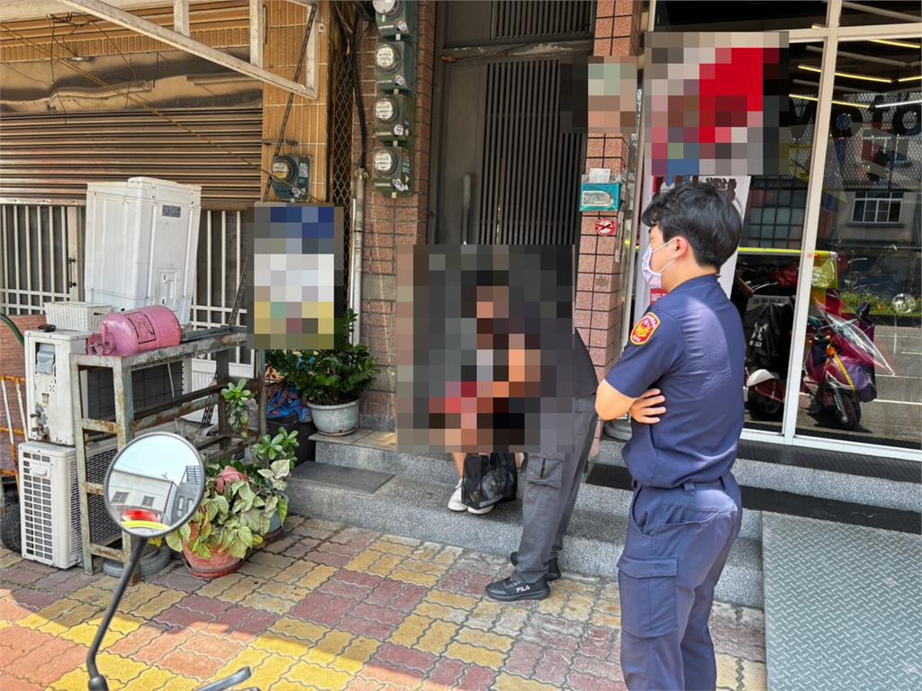 最新／鄰居狂乾嘔...高雄民宅飄臭味　破門而入嚇壞了「49歲男倒客廳亡」