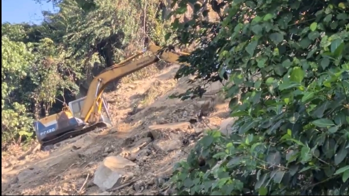 台中太平邊坡養護工程 "巨石滾落"一度占雙向道路