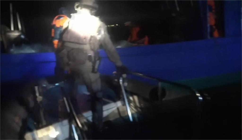 中國漁船越界持棒拒檢　金門海巡強勢登檢扣押人船