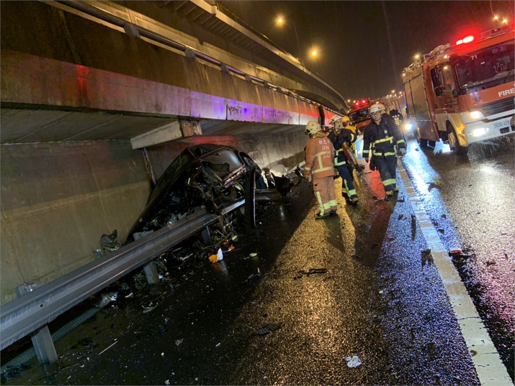 快新聞／不到3天國一「同路段」又發生嚴重車禍　今BMW又撞護欄釀1傷