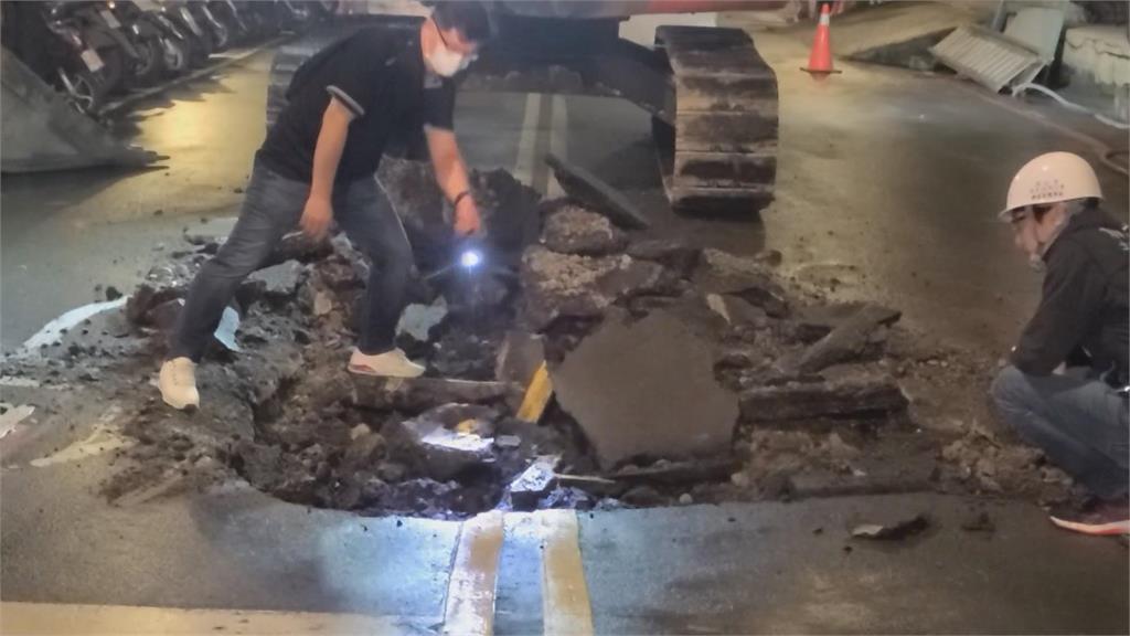 緊鄰工地當天未作業! 連日大雨釀禍? 新北板橋路面下陷 深達10公分