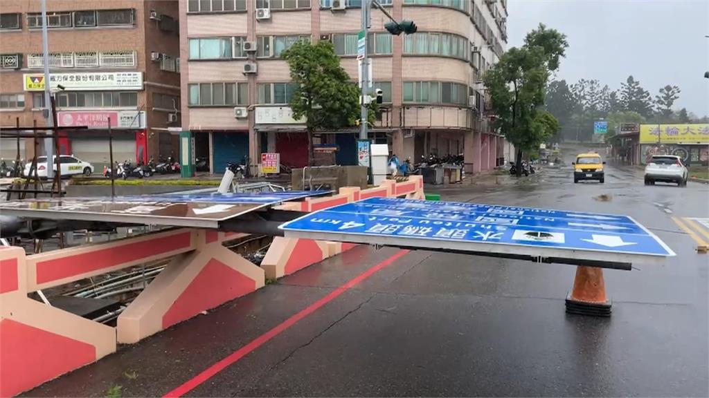 狂風暴雨！大片屋頂空中飛　金門總兵署百年老樹被吹斷