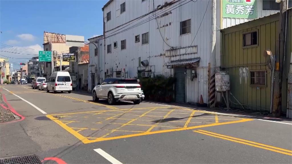 嚇！彰化阿柴闖車陣險被撞　飼主用「這東西」專家喊母湯