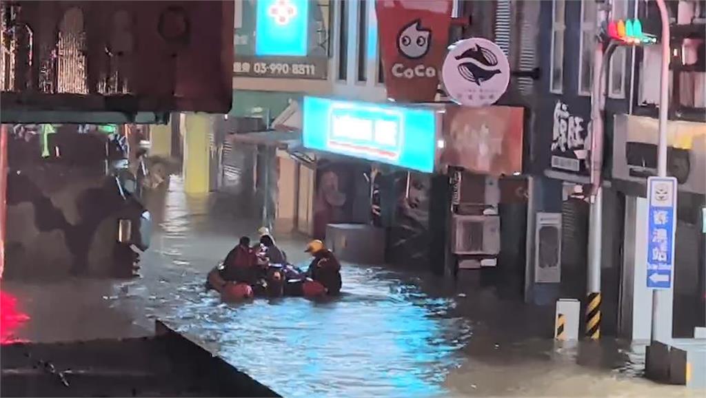 鳳凰颱風未到「宜蘭先淹」雨量破千毫米！住家、車輛快滅頂…氣象專家揭真相