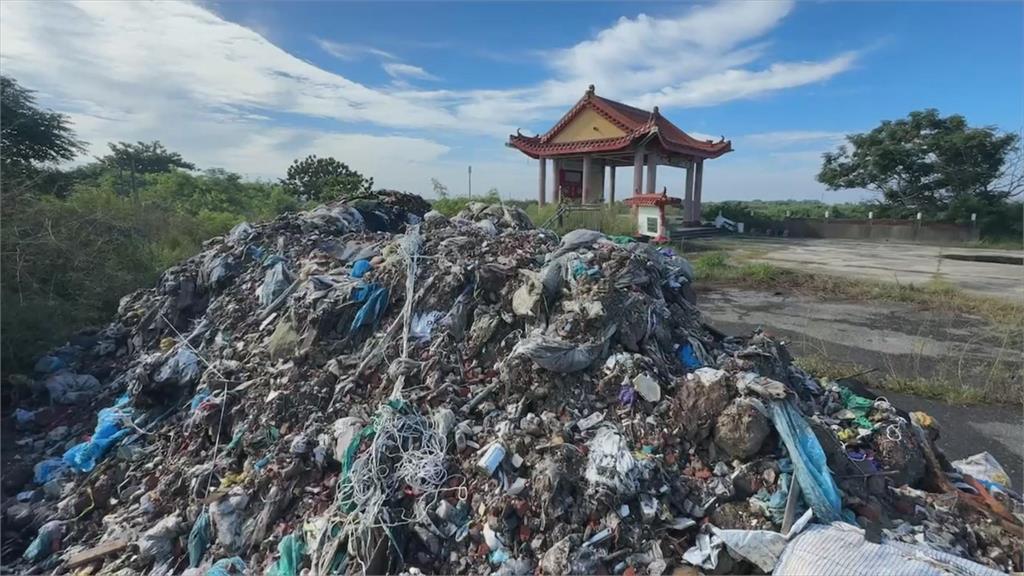 台南漁電共生案場前 被丟50噸廢棄物「飄惡臭」