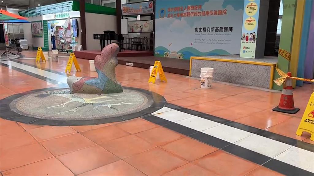基隆醫院水桶奇景 網友戲稱「三十六天罡陣」