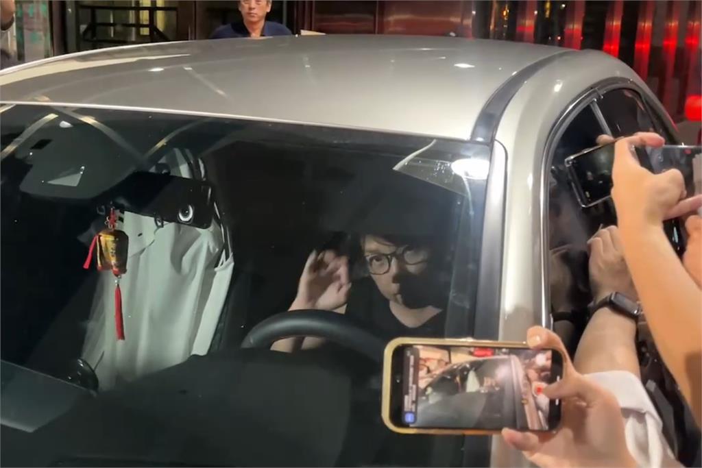 快新聞/檢察官複訊2小時 陳佩琪搭黃珊珊座車離開北檢