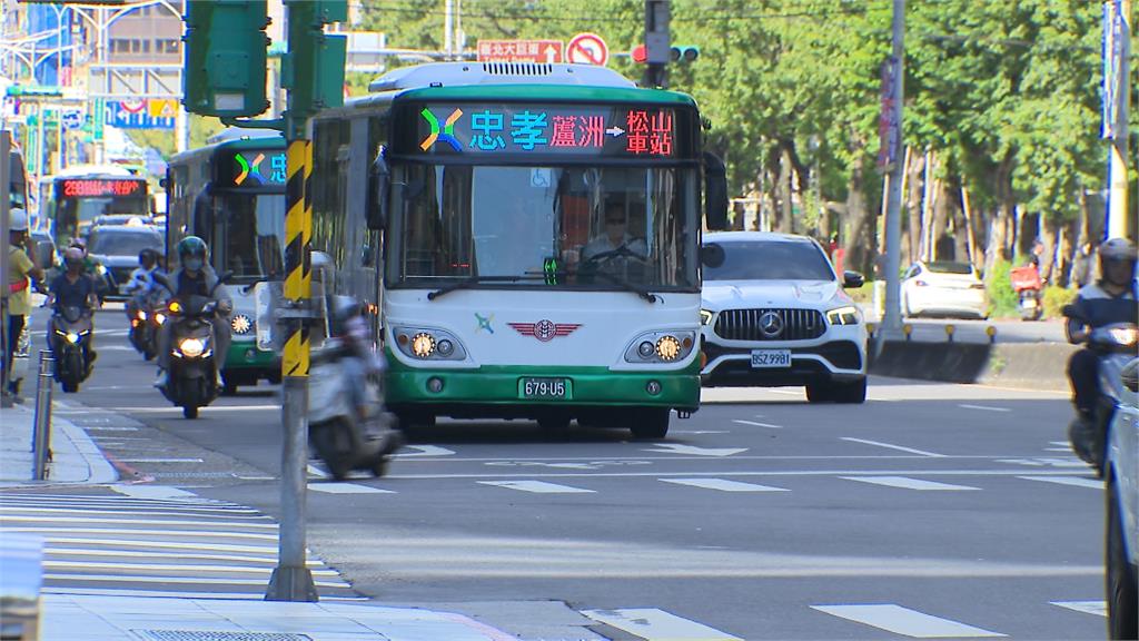 公車駕駛開車邊看手機 太誇張!乘客直擊嚇壞