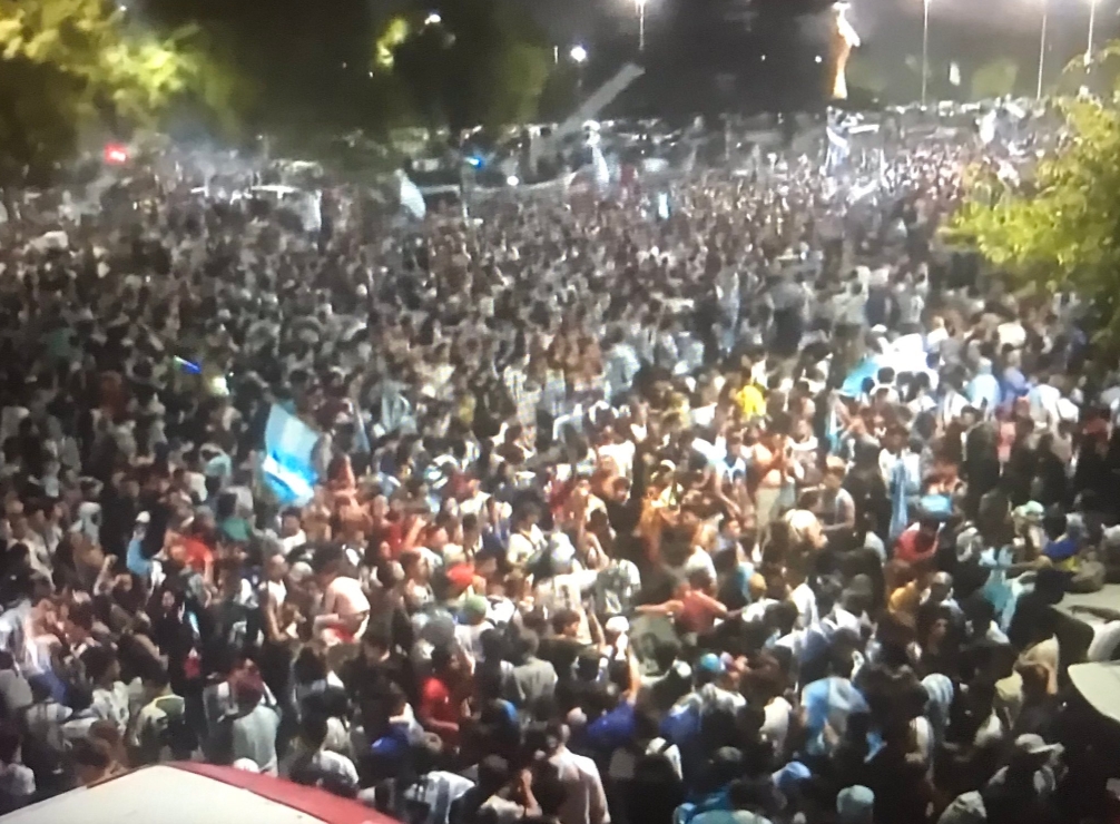 迎接英雄！梅西捧大力神盃抵阿根廷　逾20萬球迷熱情接機