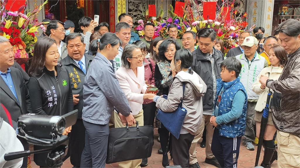 快新聞/鐵人行程!蕭美琴狂跑5宮廟發福袋 拱天宮民眾大排長龍冒雨領取