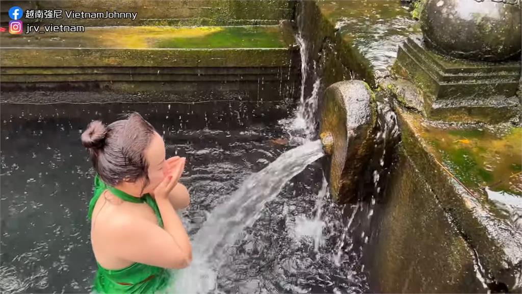 台男訪峇里島聖泉寺！冒雨「浸入水池中洗禮」　當地人曝：這裡被下過毒
