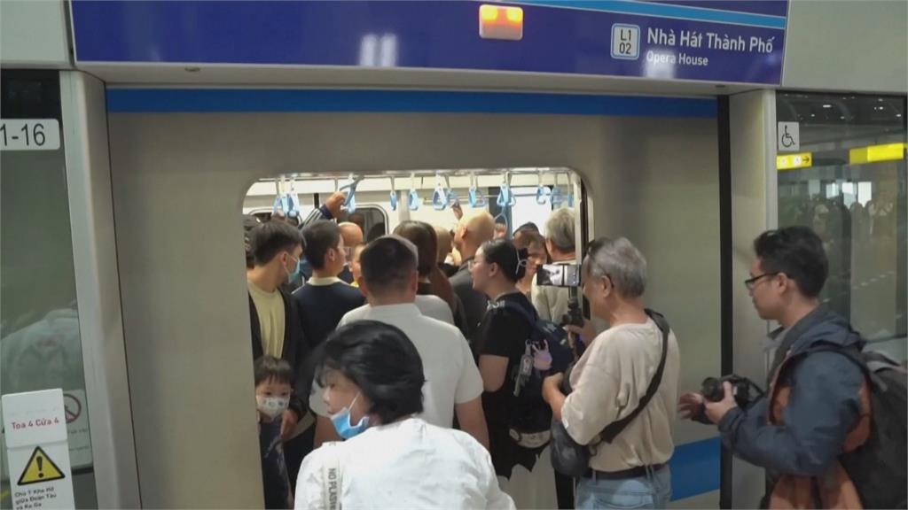 越南胡志明市首條地鐵開通 民眾搶搭頭班車