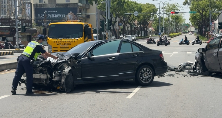 躲警追緝! 還是栽了! 假牌車自撞分隔島又撞對向車