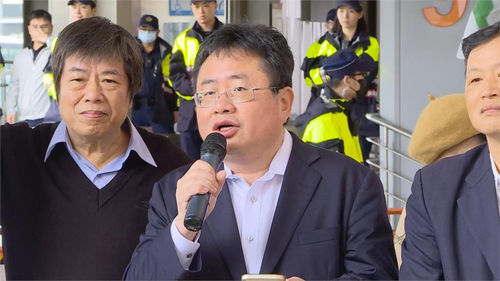 快新聞／鄭習會登場！民團松機抗議　「國共合」被嗆全民公敵