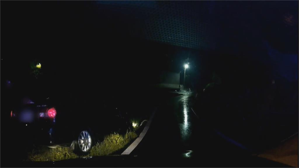 警飛車追逐3公里 通緝犯「衝進稻田」落網