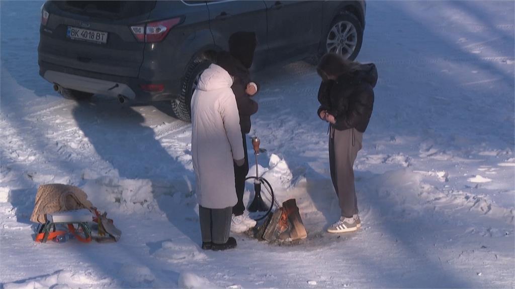 戰火未歇！基輔民眾冰上開趴　寒冬斷電苦中作樂