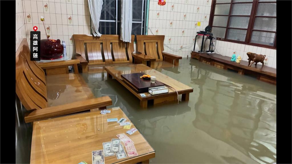 淹水未退苦中作樂　高雄居民家門口變釣魚場