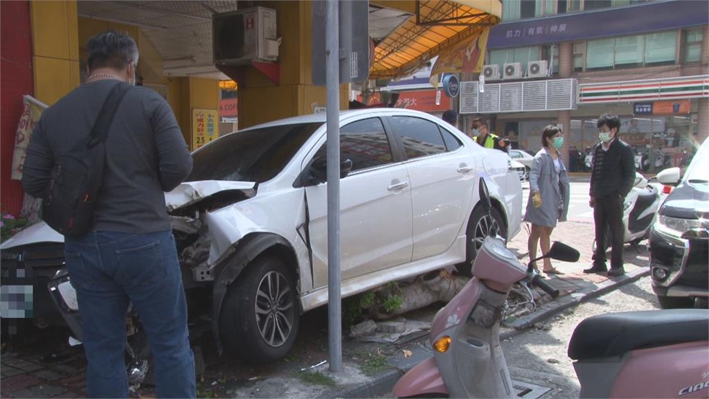 疑視線不佳轎車失控撞上人行道　2名行人無辜受波及