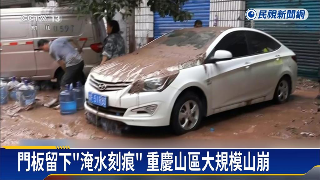 中國強降雨釀洪災！　男女急流中攀車頂等救援
