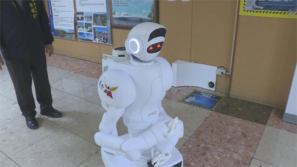 台南市府新員工上工！　機器人「小白」服務市民引熱議