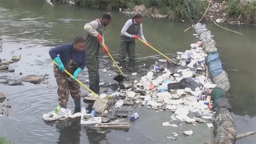南非河川嚴重垃圾污染！　藝術家把「廢棄物打造成雕塑」