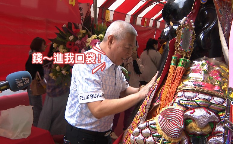 超吸睛！８８瓶高粱堆成山　霞海城隍廟信眾股市賺錢還願