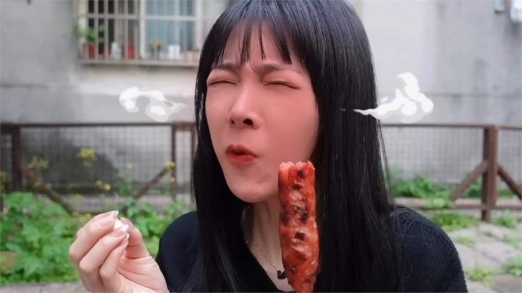 配蒜才是精髓！中國正妹解鎖台灣香腸正宗吃法　大讚：這輩子吃過最好吃