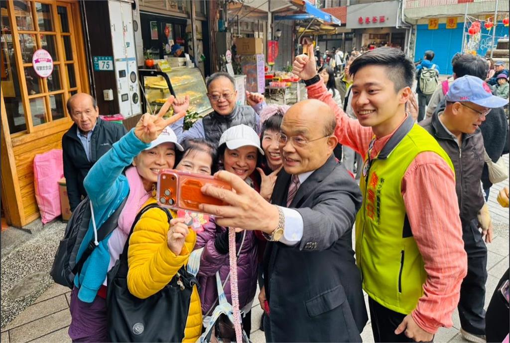 三峽老街走春「超甜情侶」手緊挽竟是蘇貞昌！網見「私下面太反差」：比電視上帥