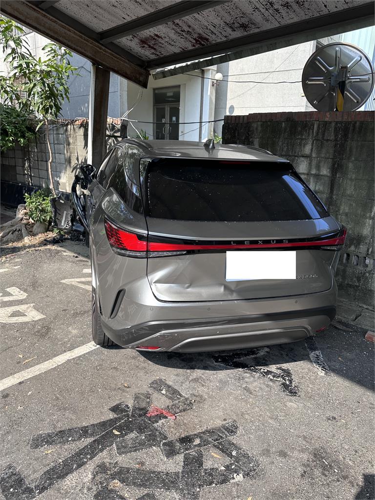 快新聞／宛如碰碰車！2車追撞暴衝「撞圍牆」　石塊噴飛波及1行人