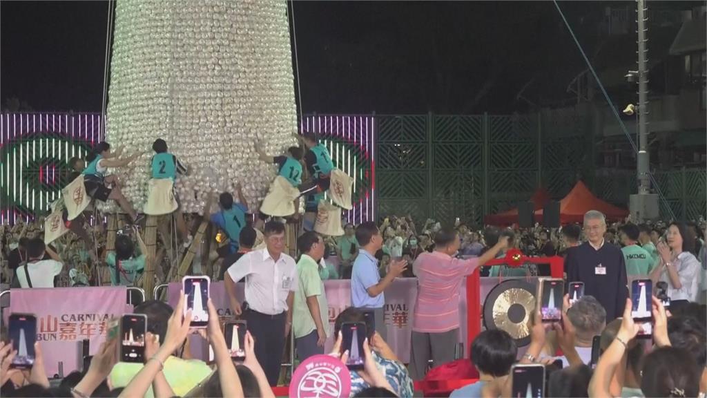香港長州搶包山決賽! 參賽者化身「蜘蛛人」奪平安包