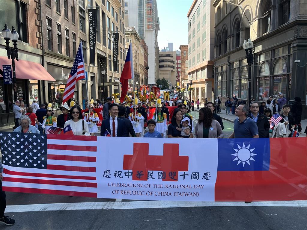 快新聞／台、美國旗入場！波士頓國慶酒會盛大登場　網友：小粉紅可能玻璃心碎