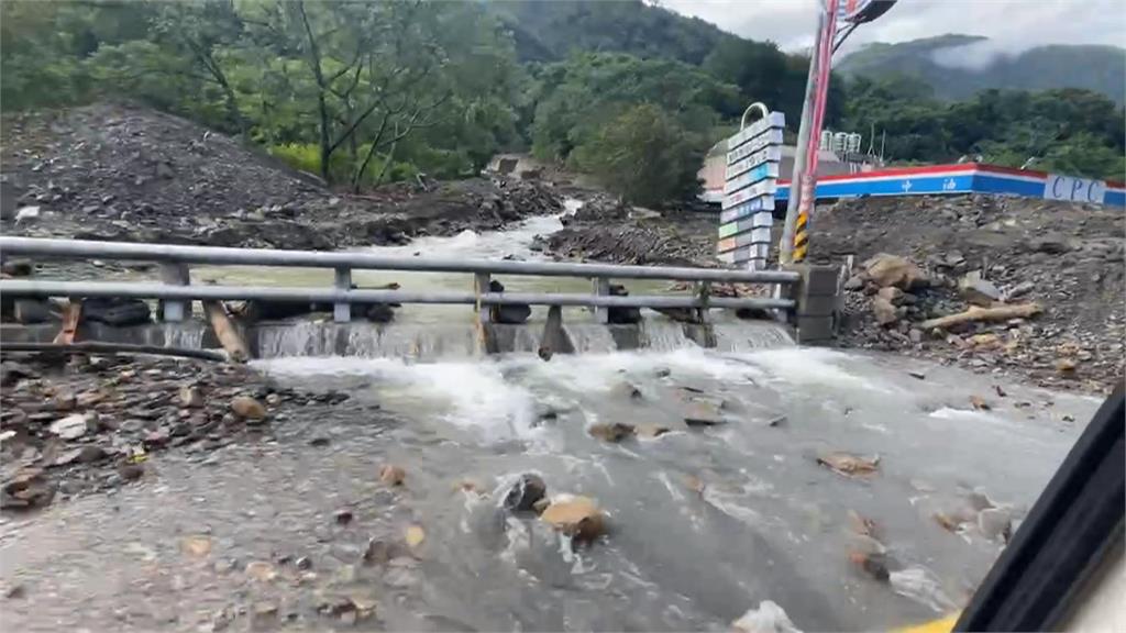 南豐村展開家園重建 台14線埔霧公路大型機具進駐單線通行