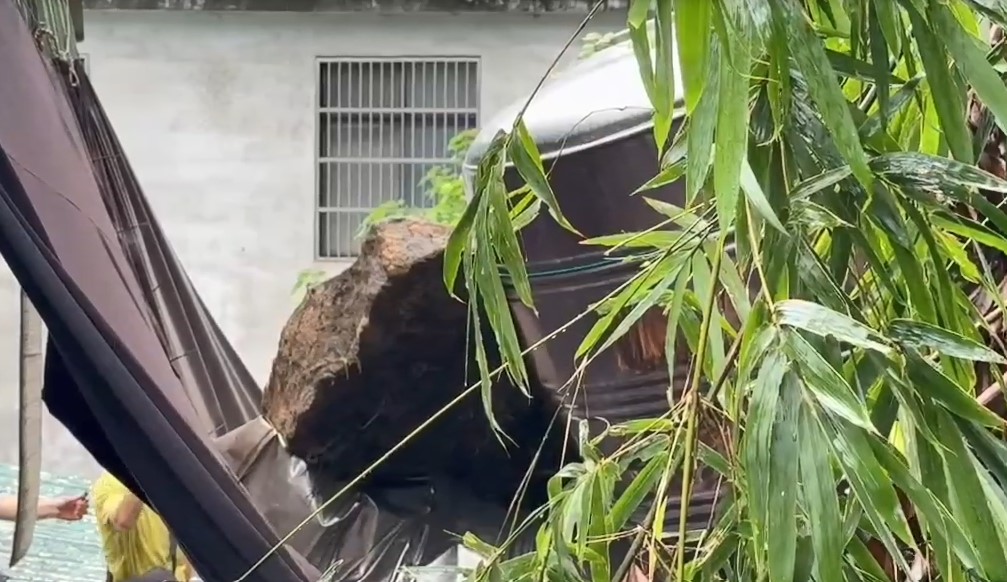 一個月掉4次！　基隆巨石滑落砸鐵皮屋頂﹑水塔慘「歪頭」