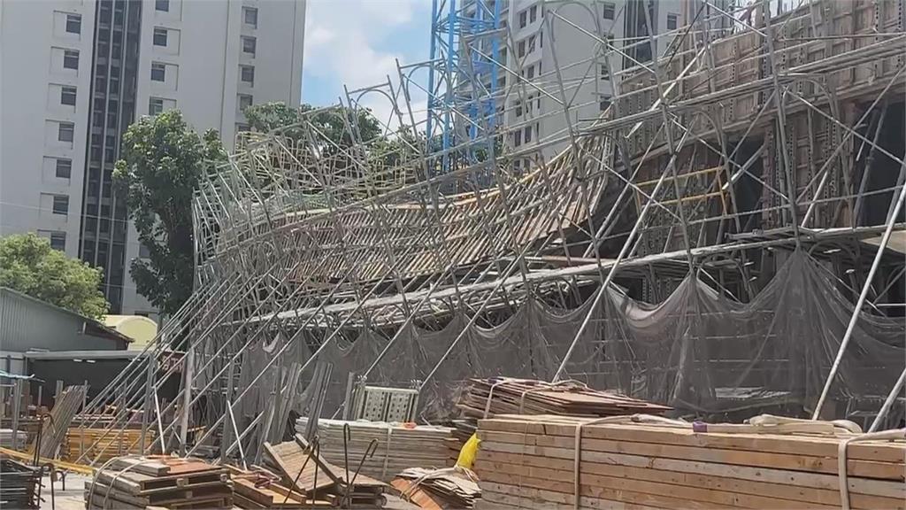 台南住宅新建工地鷹架模板突傾斜 目擊民眾:台版比薩斜塔?