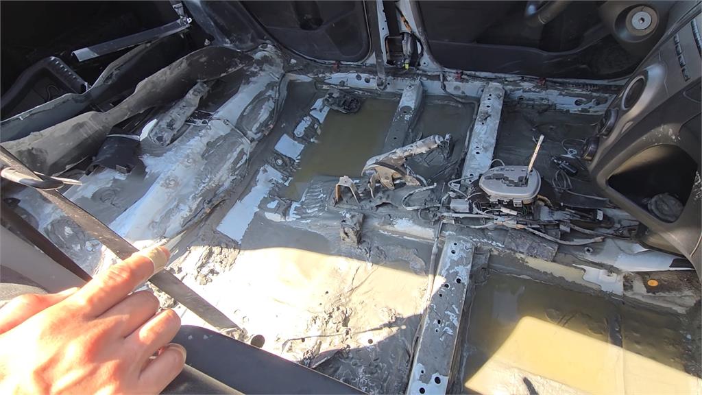 三重洗車業者化身「洗車超人」 前進光復清理泡水車
